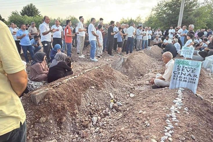 Yürek yakan manzara: 5 kardeş ve 2 yeğen yan yana toprağa verildi Yürek yakan manzara: 5 kardeş ve 2 yeğen yan yana toprağa verildi