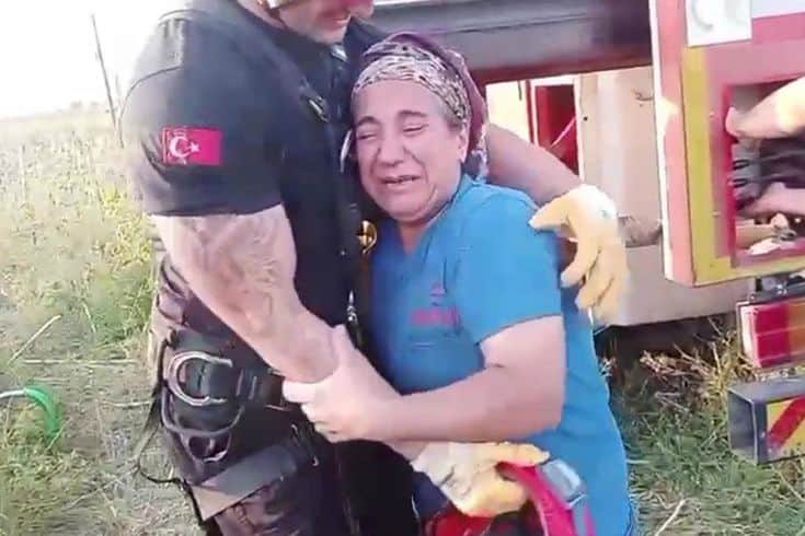 Gözyaşları hüzünden değil sevinçten! Ekiplere sımsıkı sarıldı Gözyaşları hüzünden değil sevinçten! Ekiplere sımsıkı sarıldı