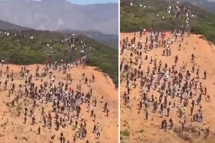 Yüzlerce kişi yürüyüşe geçti! Bir kez daha sınıra doğru akın ettiler Yüzlerce kişi yürüyüşe geçti! Bir kez daha sınıra doğru akın ettiler