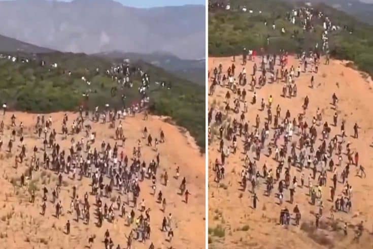 Yüzlerce kişi yürüyüşe geçti! Bir kez daha sınıra doğru akın ettiler Yüzlerce kişi yürüyüşe geçti! Bir kez daha sınıra doğru akın ettiler