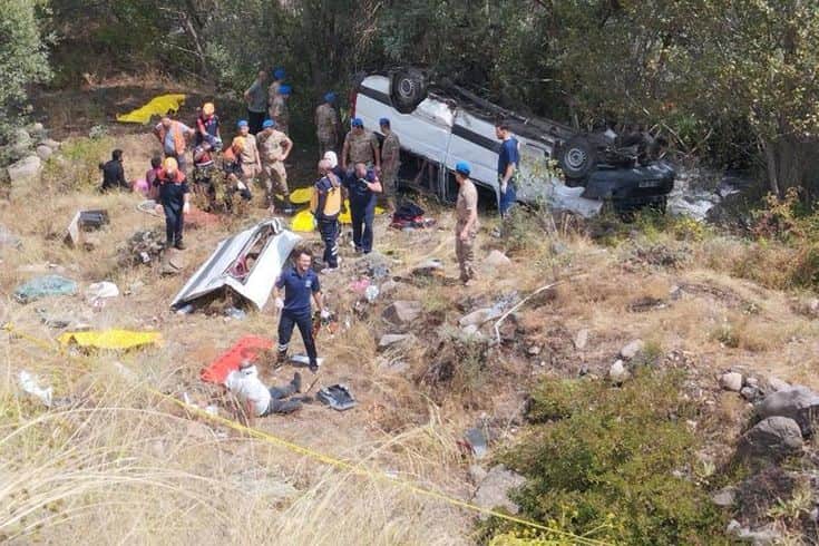 Katliam gibi kaza! Yolcu minibüsü şarampole yuvarlandı Katliam gibi kaza! Yolcu minibüsü şarampole yuvarlandı