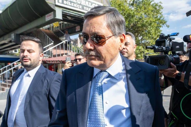 Melih Gökçek ifade vermek için adliyede! Sakız çiğneyerek geldi Melih Gökçek ifade vermek için adliyede! Sakız çiğneyerek geldi