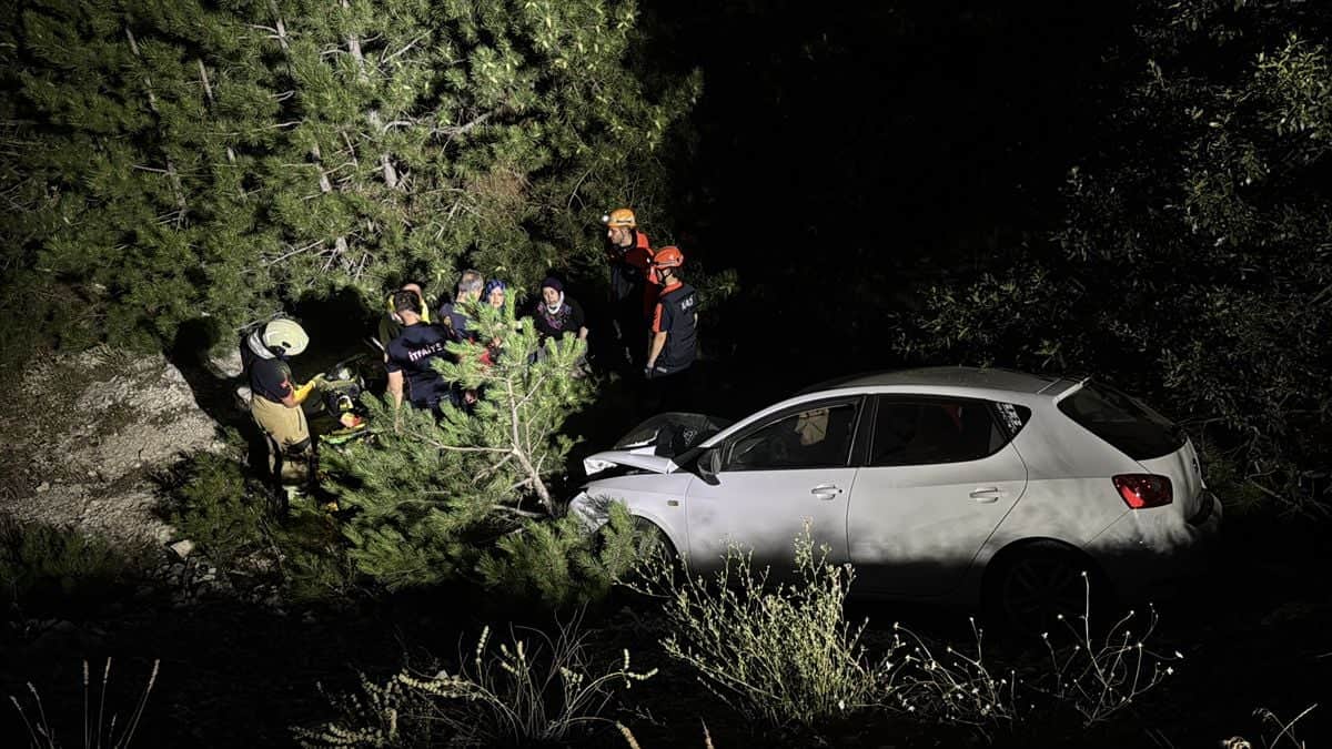 Kütahya'da otomobil ile motosiklet çarpıştı, 5 kişi yaralandı Kütahya'da otomobil ile motosiklet çarpıştı, 5 kişi yaralandı