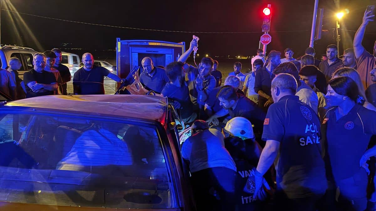 Van'da iki otomobilin çarpıştığı kazada 8 kişi yaralandı Van'da iki otomobilin çarpıştığı kazada 8 kişi yaralandı