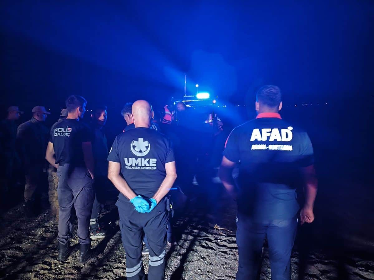 Hazar Gölü'nde Boğulma Faciası: 17 Yaşındaki Genç Hayatını Kaybetti Hazar Gölü'nde Boğulma Faciası: 17 Yaşındaki Genç Hayatını Kaybetti