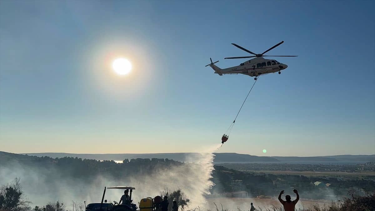 GÜNCELLEME 3 - Çanakkale'de ormanlık alanda çıkan yangın büyük ölçüde kontrol altına alındı GÜNCELLEME 3 - Çanakkale'de ormanlık alanda çıkan yangın büyük ölçüde kontrol altına alındı