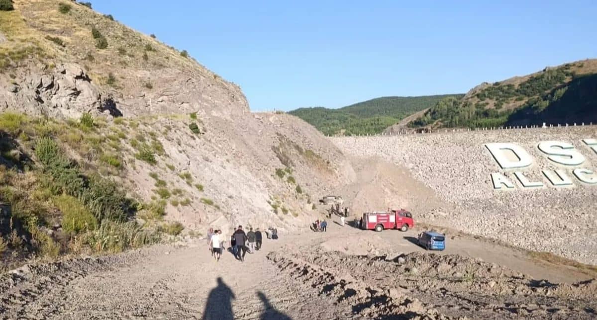Otomobil dere yatağına yuvarlandı; 3 ölü, 3 yaralı Otomobil dere yatağına yuvarlandı; 3 ölü, 3 yaralı