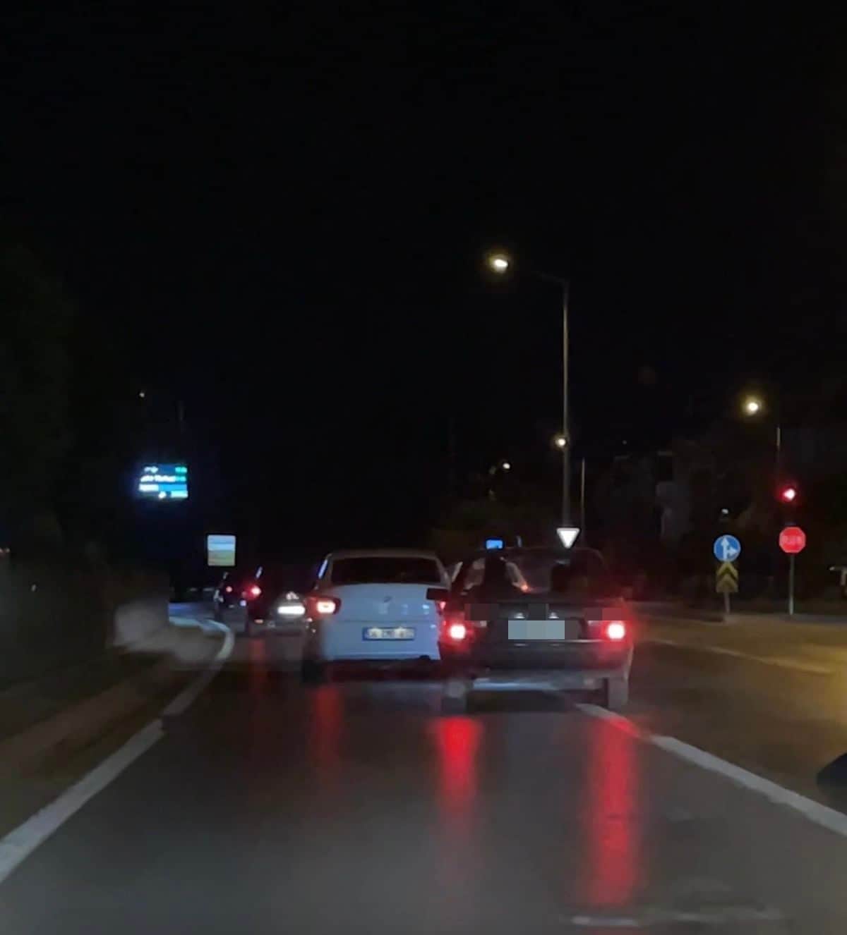Makas atan sürücü hem yanındakileri hem trafiği tehlikeye attı Makas atan sürücü hem yanındakileri hem trafiği tehlikeye attı