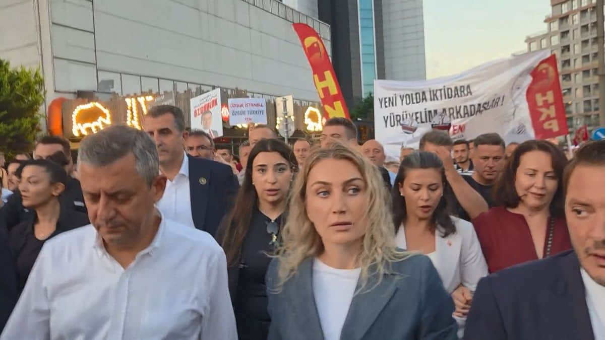 Özgür Özel, Beylikdüzü'nde yürüyüşe katıldı Özgür Özel, Beylikdüzü'nde yürüyüşe katıldı