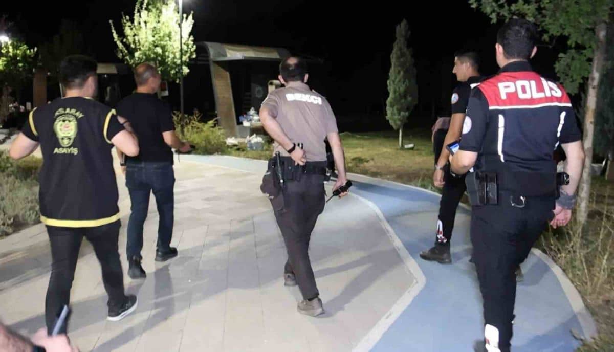Aksaray’da park ve bahçelerde şok uygulama Aksaray’da park ve bahçelerde şok uygulama