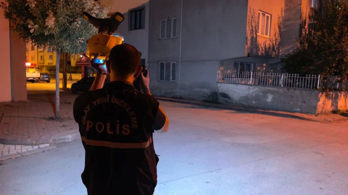 İnegöl'de Motosikletli Şüpheli Tüfekle Ateş Açtı: 1 Yaralı İnegöl'de Motosikletli Şüpheli Tüfekle Ateş Açtı: 1 Yaralı