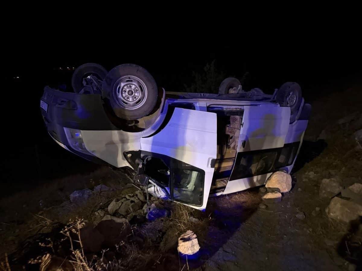 Hasankeyf'te minibüs devrildi: 5 yaralı Hasankeyf'te minibüs devrildi: 5 yaralı