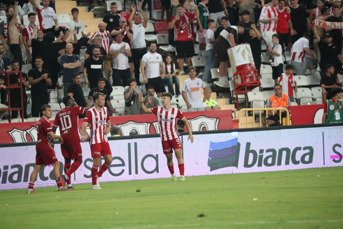 Antalyaspor, Keçiörengücü'nü 4-3 Yendi Antalyaspor, Keçiörengücü'nü 4-3 Yendi