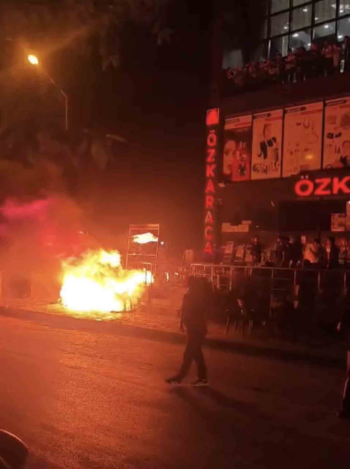 Elazığ'da İş Yeri Önünde Yangın Paniği Elazığ'da İş Yeri Önünde Yangın Paniği