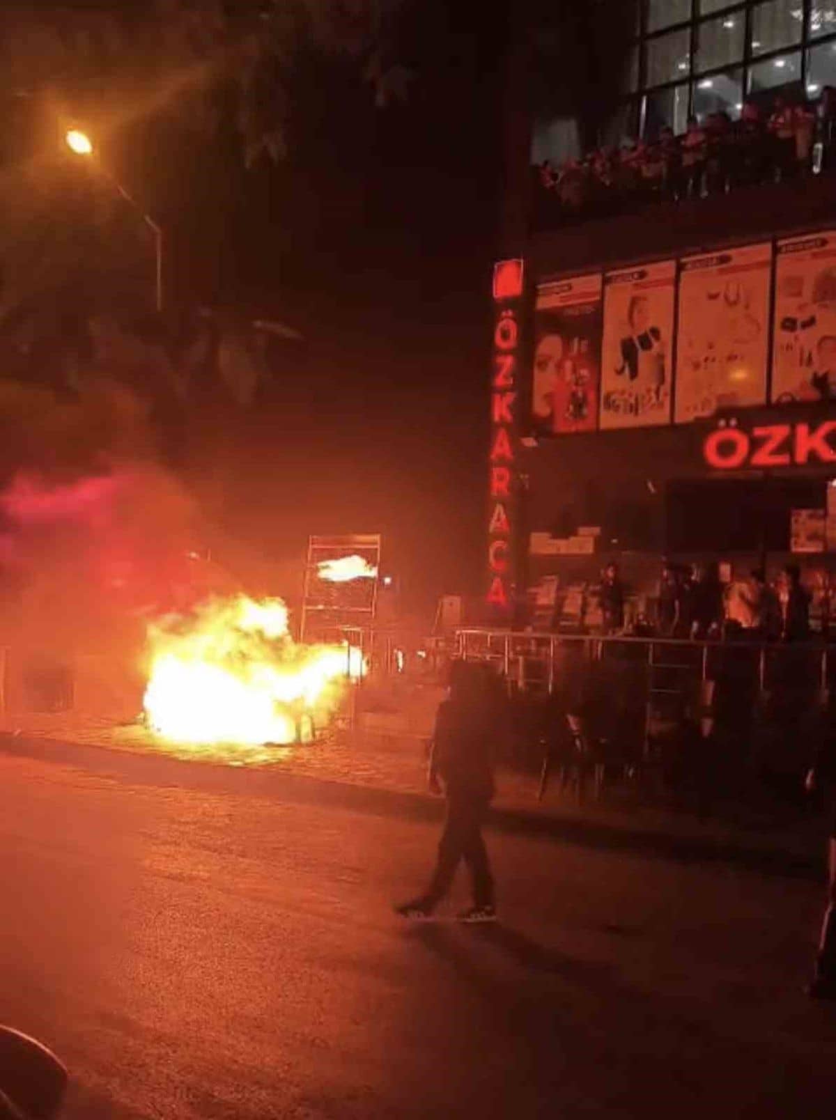 Elazığ'da İş Yeri Önünde Yangın Paniği Elazığ'da İş Yeri Önünde Yangın Paniği