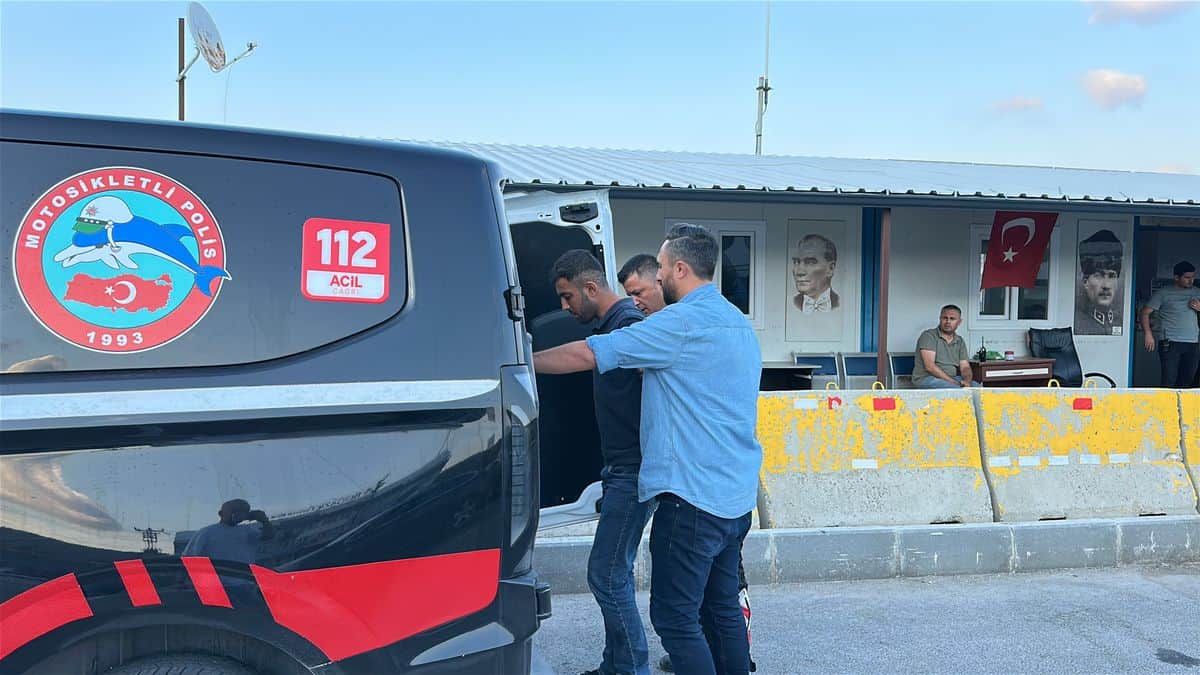 Antalya'da Galericiyi Kundaklama ve Gasp Şüphelisi Kütahya'da Yakalandı Antalya'da Galericiyi Kundaklama ve Gasp Şüphelisi Kütahya'da Yakalandı