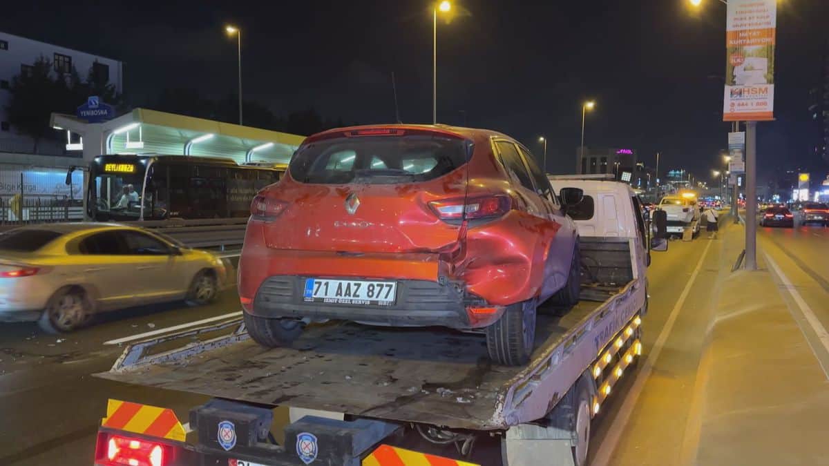 Bahçelievler'de 3 aracın karıştığı zincirleme kaza: 3 yaralı Bahçelievler'de 3 aracın karıştığı zincirleme kaza: 3 yaralı