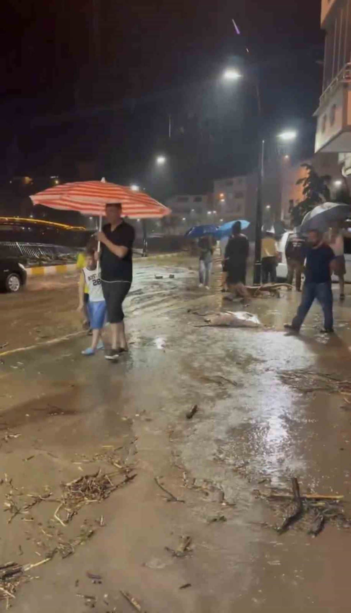Giresun'da Şiddetli Yağışlar Sel Getirdi Giresun'da Şiddetli Yağışlar Sel Getirdi