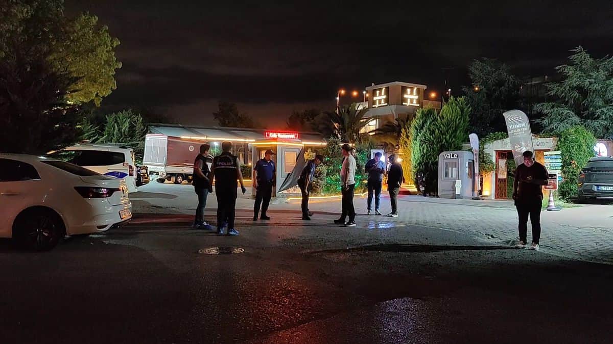Küçükçekmece'de kafeye silahlı saldırı: 2 yaralı Küçükçekmece'de kafeye silahlı saldırı: 2 yaralı