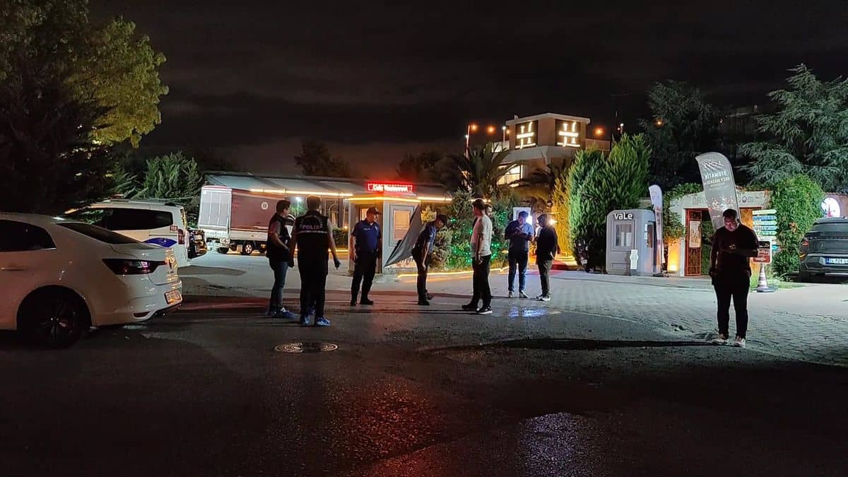 Küçükçekmece'de kafeye silahlı saldırı: 2 yaralı Küçükçekmece'de kafeye silahlı saldırı: 2 yaralı