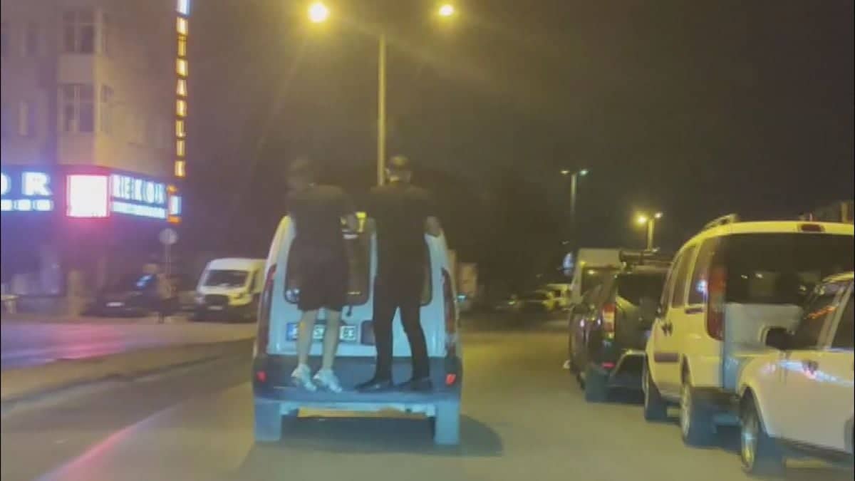Zeytinburnu’nda Aracın Arkasına Tutunan 2 Kişinin Tehlikeli Yolculuğu Kamerada Zeytinburnu’nda Aracın Arkasına Tutunan 2 Kişinin Tehlikeli Yolculuğu Kamerada