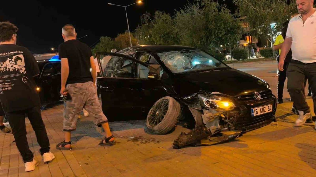 İnegöl'de kontrolden çıkan otomobil 2 araca çarptı; oğlunu gören anne bayıldı İnegöl'de kontrolden çıkan otomobil 2 araca çarptı; oğlunu gören anne bayıldı