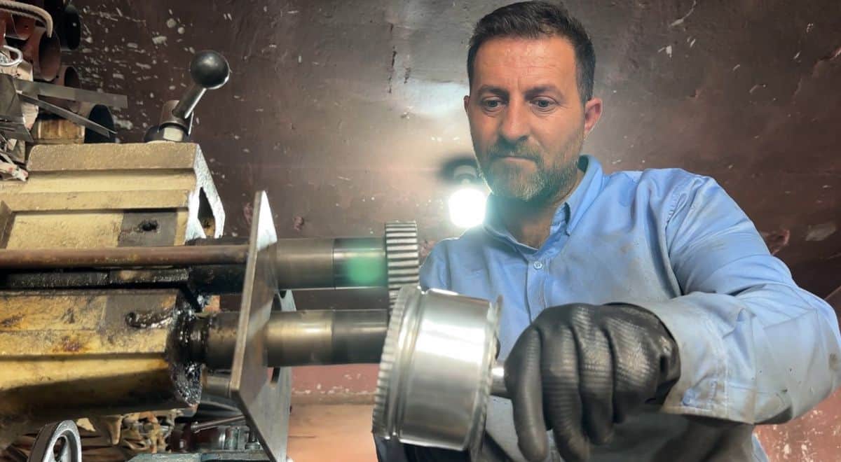 Teknolojiye Rağmen Yüksekova'da Sobacılık Mesleği Yaşıyor Teknolojiye Rağmen Yüksekova'da Sobacılık Mesleği Yaşıyor