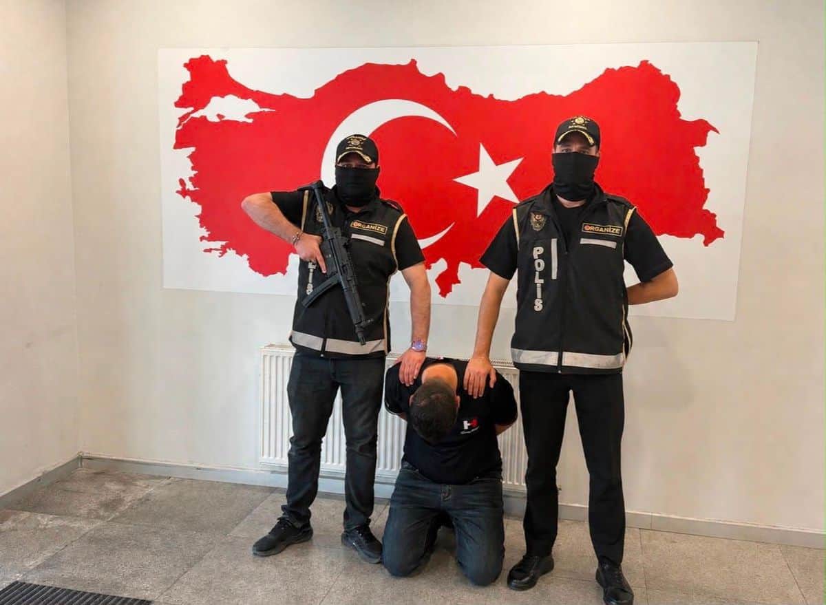 Azerbaycan'da Yakalanan Yeni Nesil Suç Örgütü Üyesi Türkiye'ye Getirildi Azerbaycan'da Yakalanan Yeni Nesil Suç Örgütü Üyesi Türkiye'ye Getirildi