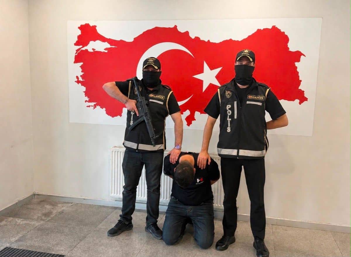 Azerbaycan'da Yakalanan Yeni Nesil Suç Örgütü Üyesi Türkiye'ye Getirildi Azerbaycan'da Yakalanan Yeni Nesil Suç Örgütü Üyesi Türkiye'ye Getirildi