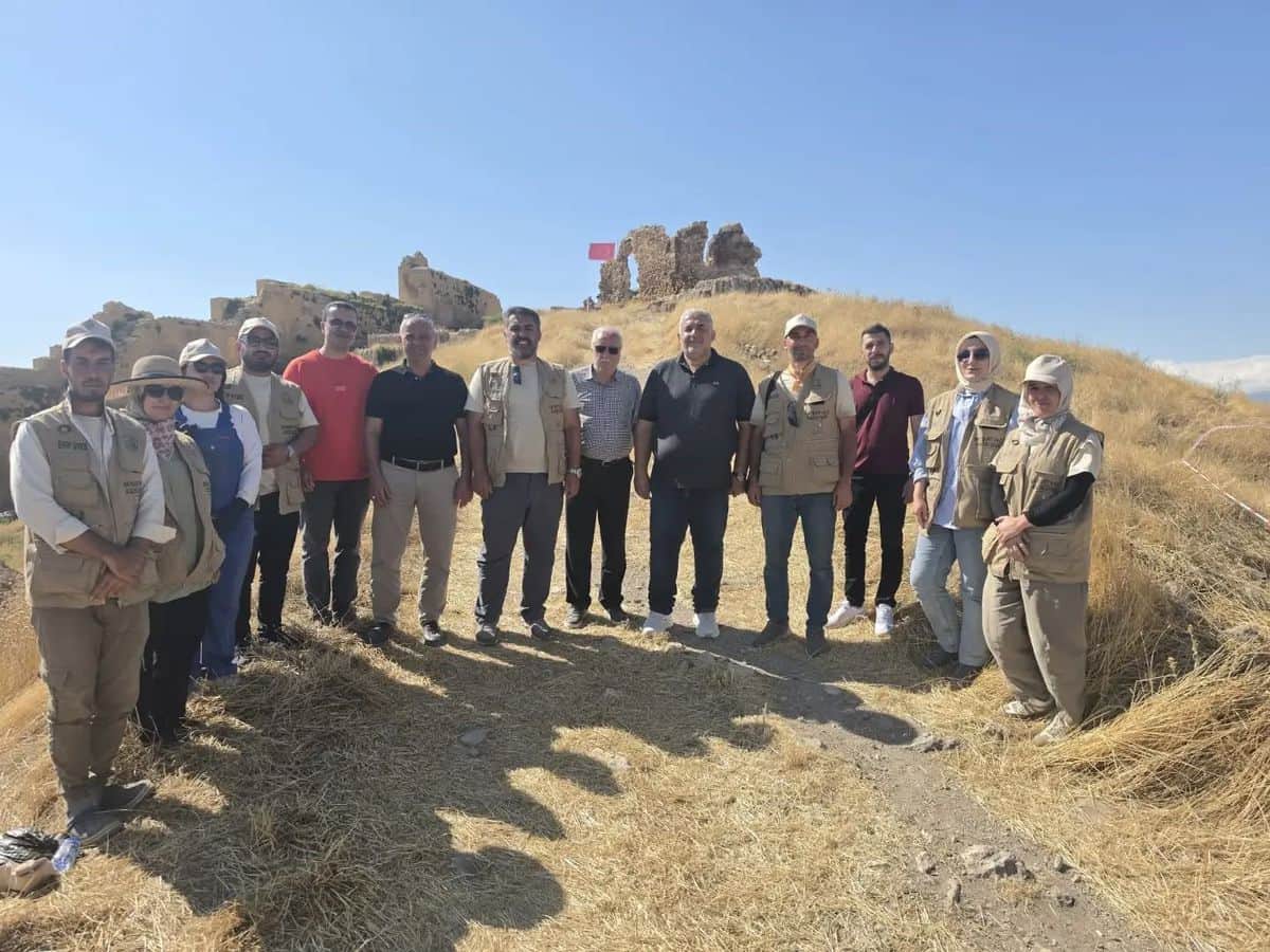 Bayburt Kalesi’ndeki kazı çalışmalarında 5 bin yıllık eser bulundu Bayburt Kalesi’ndeki kazı çalışmalarında 5 bin yıllık eser bulundu