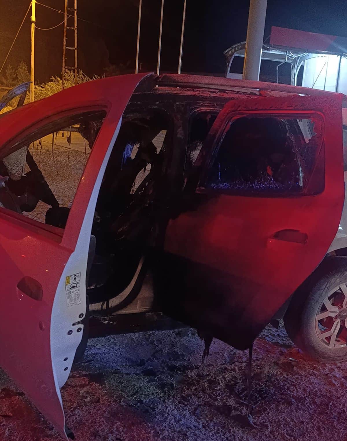 Yüksekova'da otomobil alev aldı: 3 yaralı Yüksekova'da otomobil alev aldı: 3 yaralı