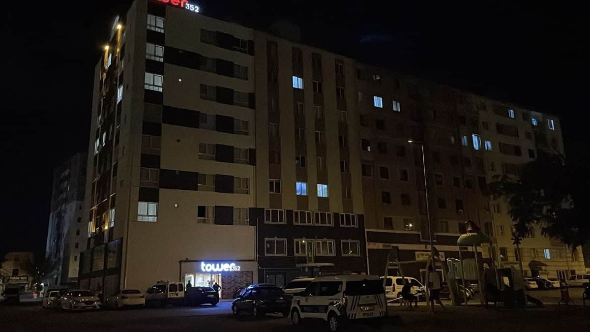 Kayseri'de rezidansta rahatsızlanan kişi öldü Kayseri'de rezidansta rahatsızlanan kişi öldü