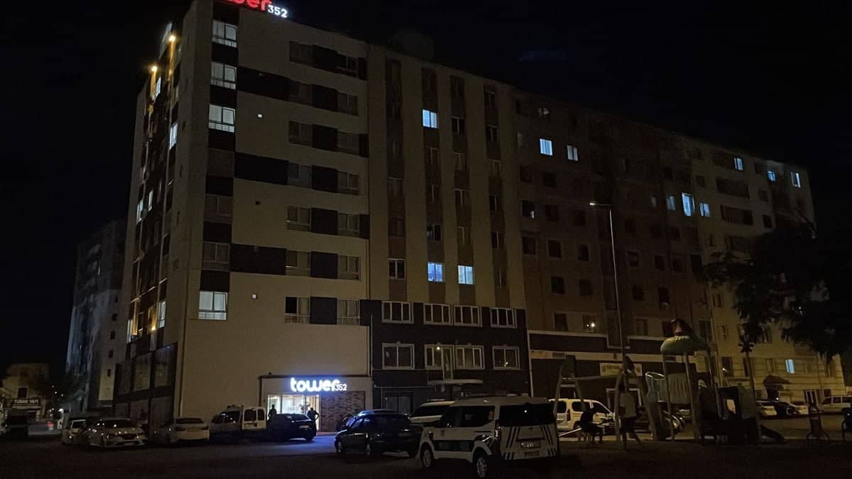 Kayseri'de rezidansta rahatsızlanan kişi öldü Kayseri'de rezidansta rahatsızlanan kişi öldü
