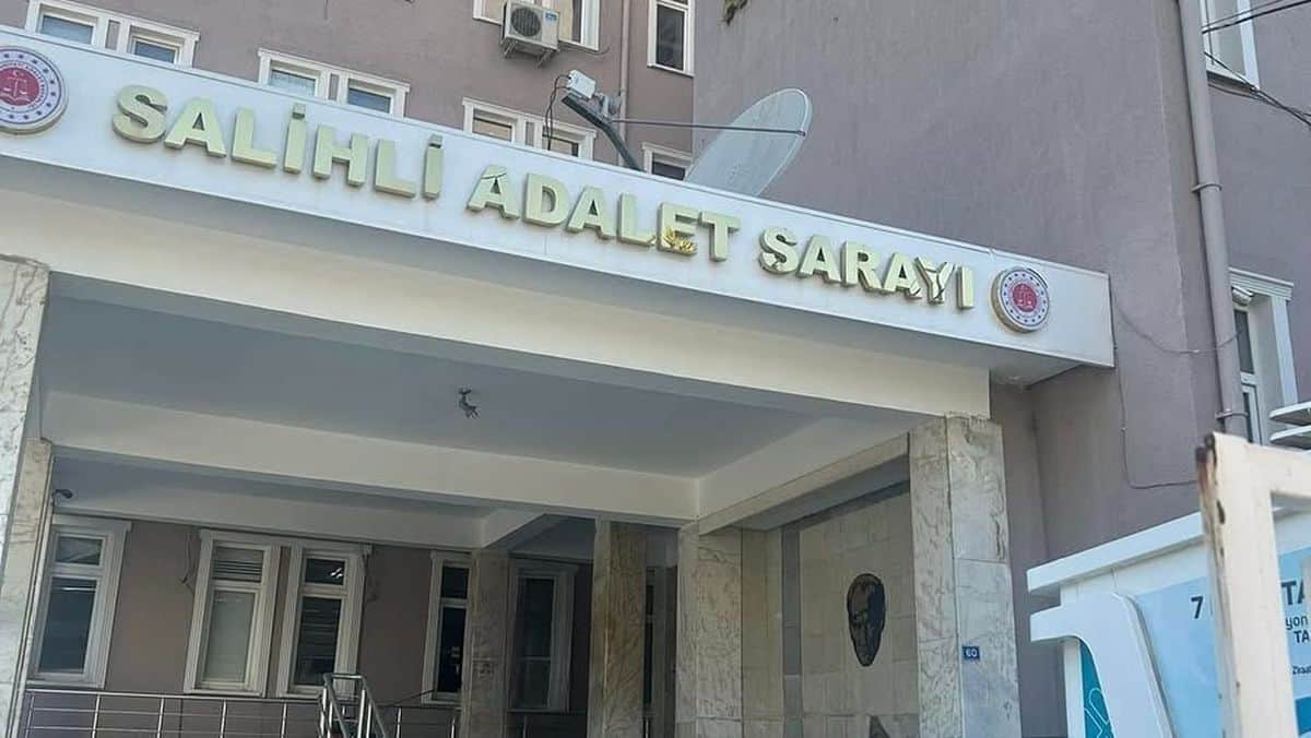 Salihli'de sunroof skandalı: 2 gözaltı Salihli'de sunroof skandalı: 2 gözaltı