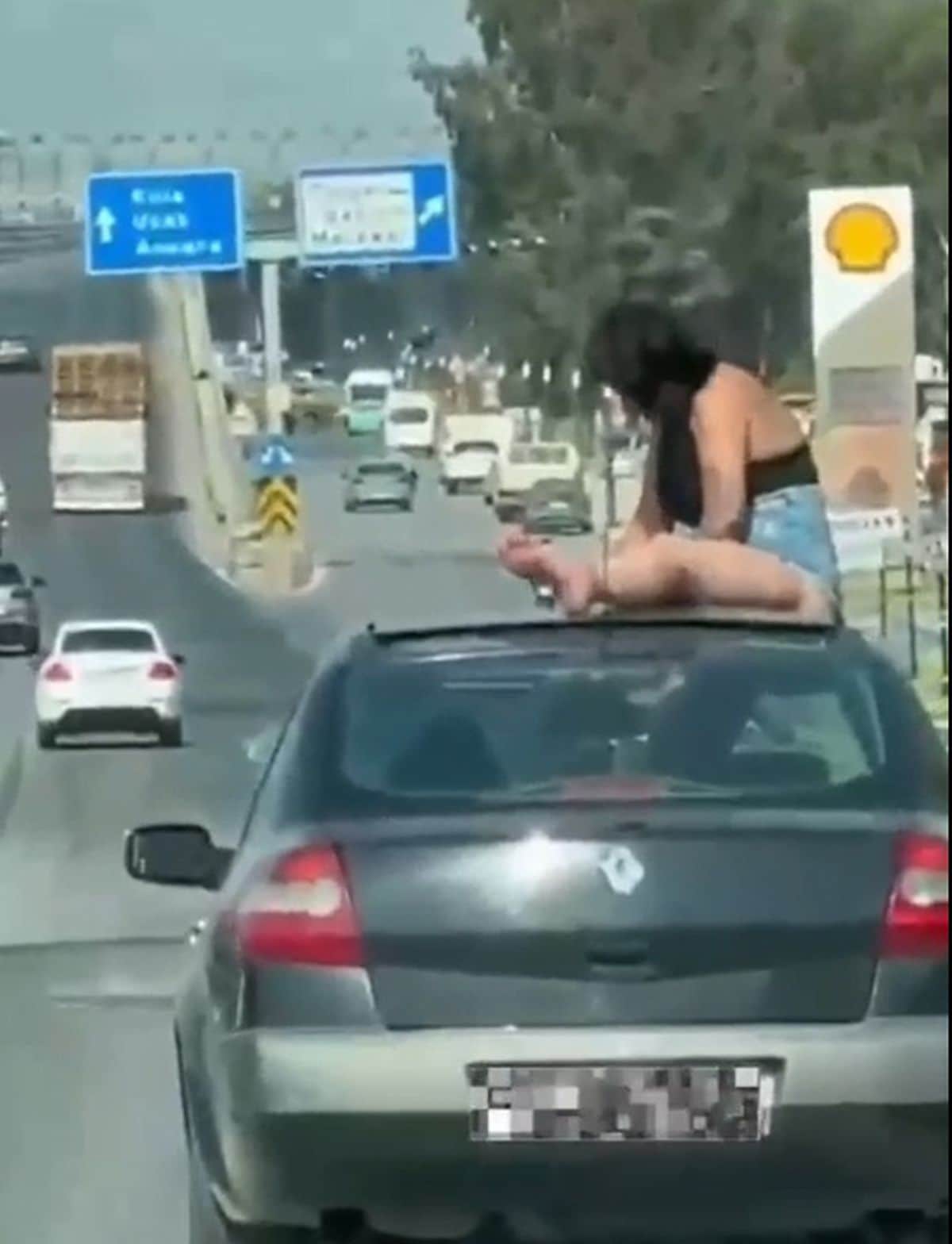 Trafiği tehlikeye düşürün otomobil sürücüsü ile yolcu gözaltına alındı Trafiği tehlikeye düşürün otomobil sürücüsü ile yolcu gözaltına alındı