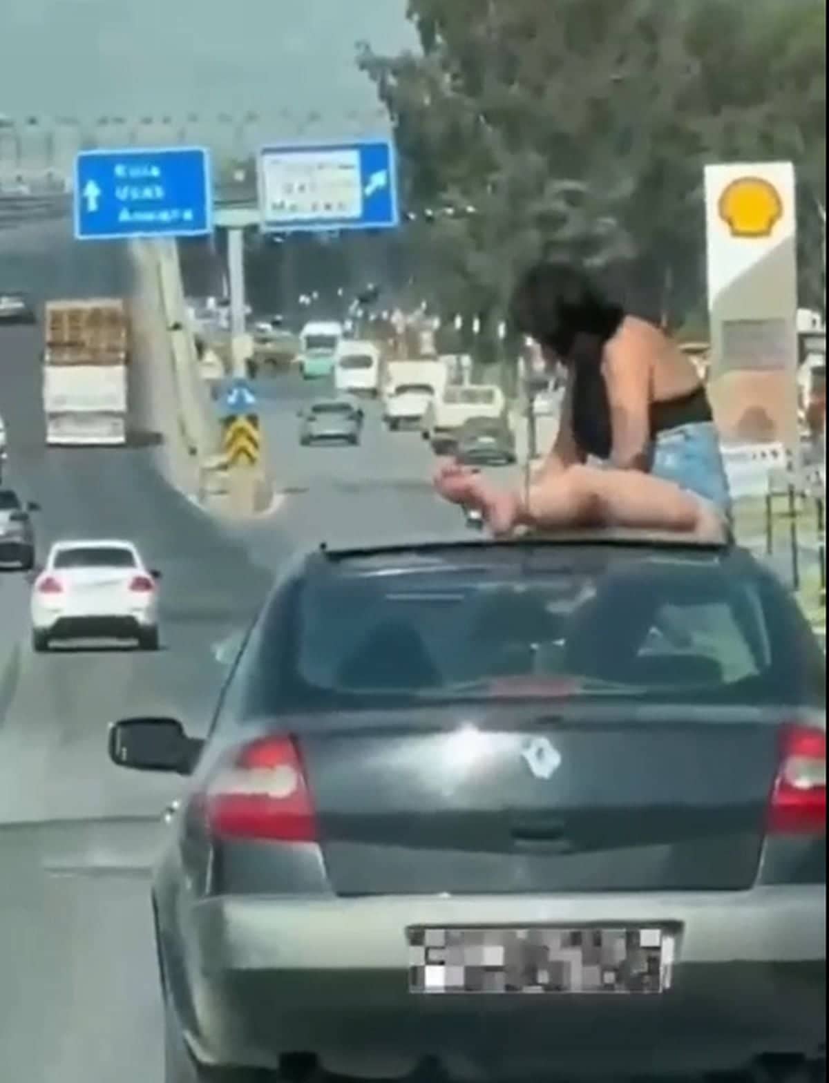 Trafiği tehlikeye düşürün otomobil sürücüsü ile yolcu gözaltına alındı Trafiği tehlikeye düşürün otomobil sürücüsü ile yolcu gözaltına alındı