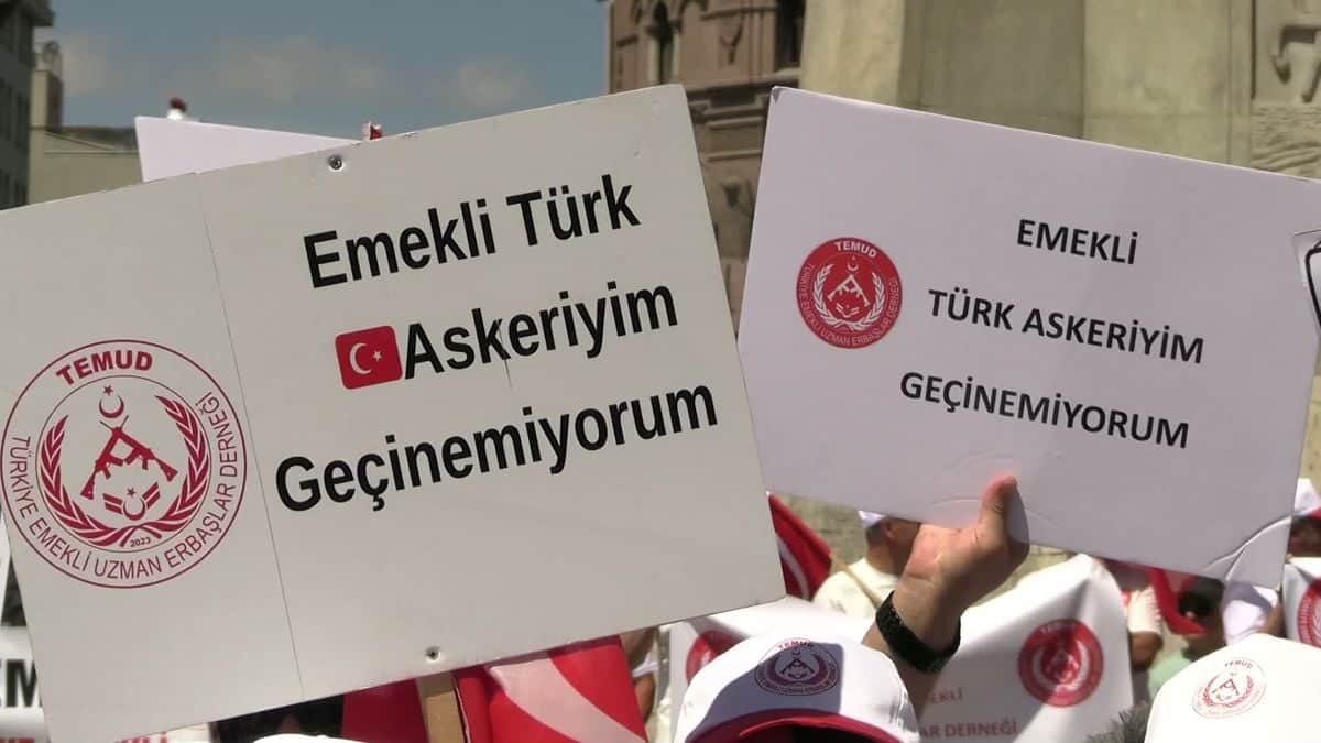 Uzman Çavuşlardan Ankara'da Büyük Yürüyüş: 'Hak, Hukuk, Adalet İstiyoruz' Uzman Çavuşlardan Ankara'da Büyük Yürüyüş: 'Hak, Hukuk, Adalet İstiyoruz'
