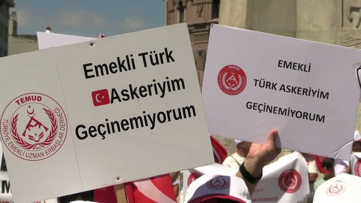 Uzman Çavuşlardan Ankara'da Büyük Yürüyüş: 'Hak, Hukuk, Adalet İstiyoruz' Uzman Çavuşlardan Ankara'da Büyük Yürüyüş: 'Hak, Hukuk, Adalet İstiyoruz'