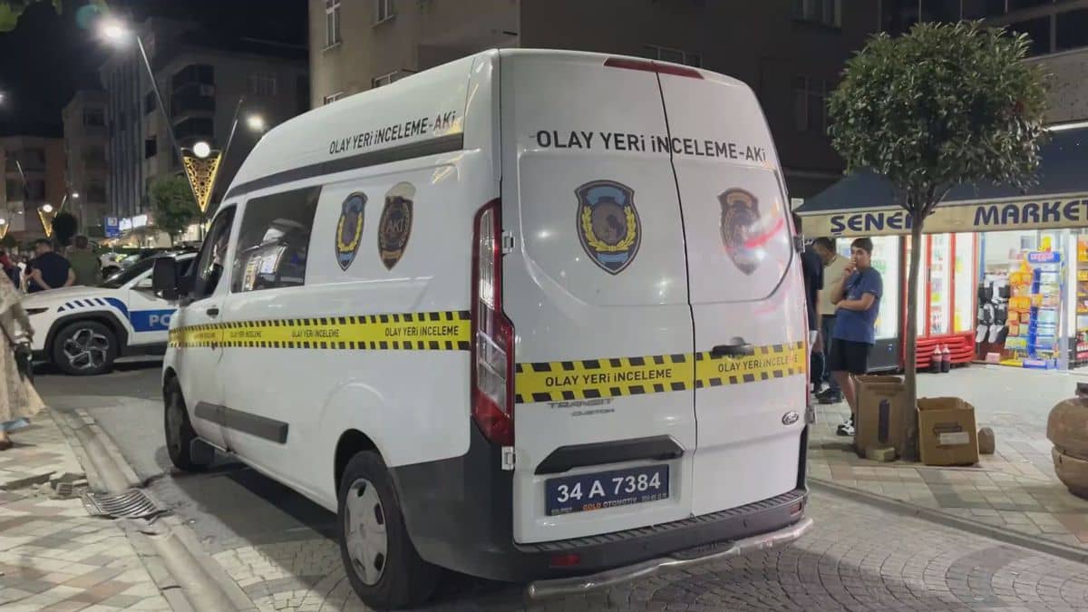 Bağcılar'da Komşu Kavgası: 4 Yaralı, 1 Gözaltı Bağcılar'da Komşu Kavgası: 4 Yaralı, 1 Gözaltı