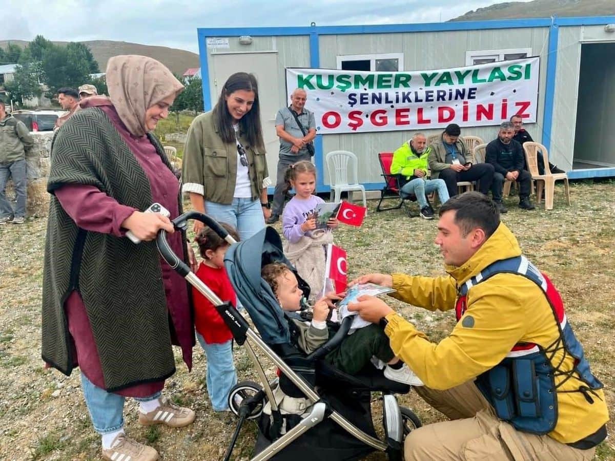 Bayburt'ta Yayla Şenliğinde Jandarmadan Bilgilendirme Bayburt'ta Yayla Şenliğinde Jandarmadan Bilgilendirme