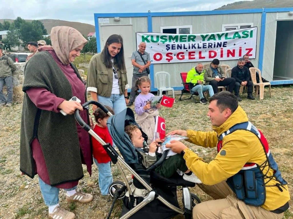 Bayburt'ta Yayla Şenliğinde Jandarmadan Bilgilendirme Bayburt'ta Yayla Şenliğinde Jandarmadan Bilgilendirme