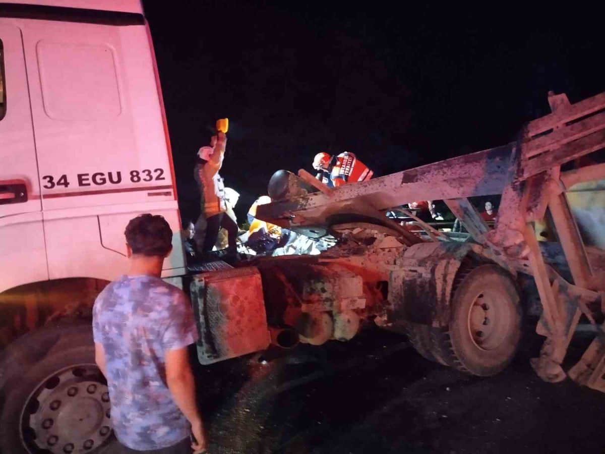 Beykoz'da Hafriyat Kamyonu Otomobille Çarpıştı: 3 Yaralı Beykoz'da Hafriyat Kamyonu Otomobille Çarpıştı: 3 Yaralı
