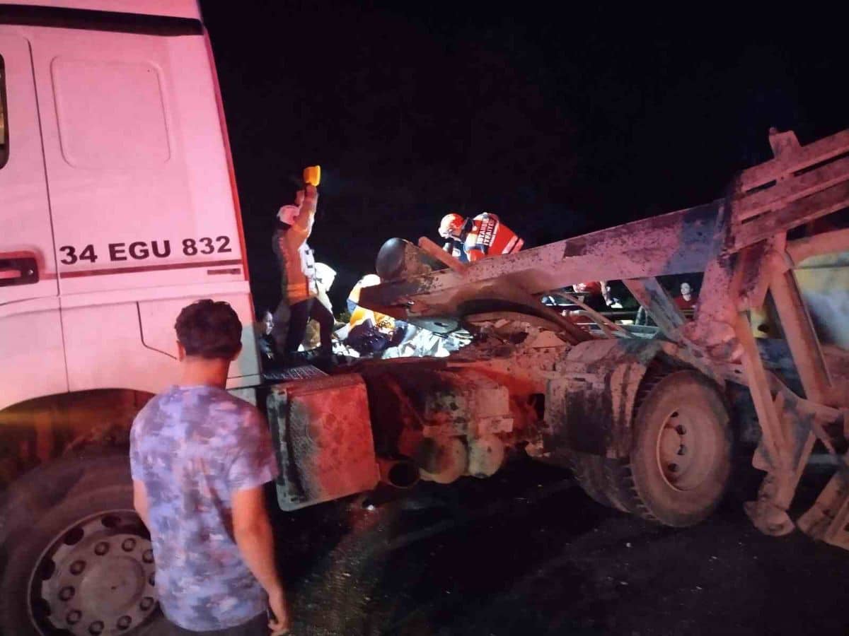 Beykoz'da Hafriyat Kamyonu Otomobille Çarpıştı: 3 Yaralı Beykoz'da Hafriyat Kamyonu Otomobille Çarpıştı: 3 Yaralı