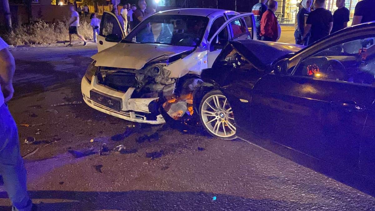 İnegöl'de Kafa Kafaya Çarpışma: 2 Yaralı İnegöl'de Kafa Kafaya Çarpışma: 2 Yaralı
