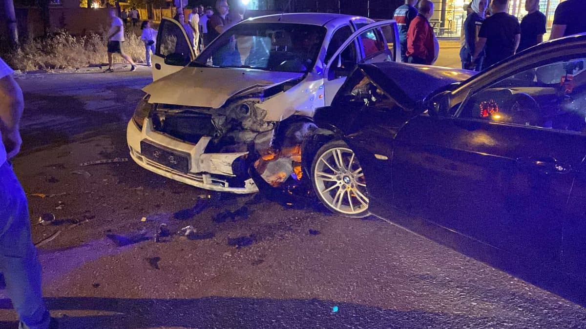 İnegöl'de Kafa Kafaya Çarpışma: 2 Yaralı İnegöl'de Kafa Kafaya Çarpışma: 2 Yaralı