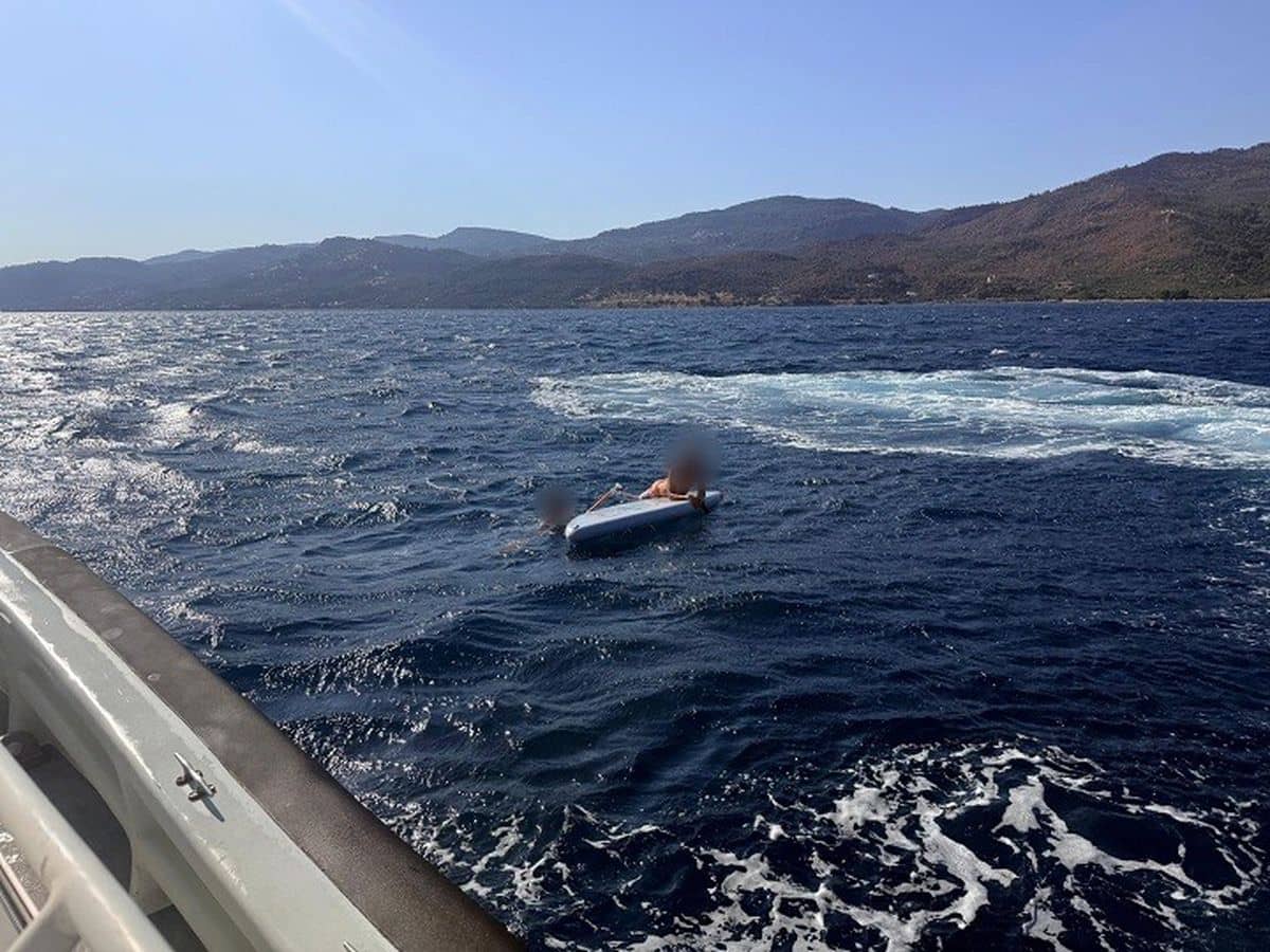 Çanakkale Boğazı'nda Sürüklenen 2 Kürek Sörfçüsü Kurtarıldı Çanakkale Boğazı'nda Sürüklenen 2 Kürek Sörfçüsü Kurtarıldı
