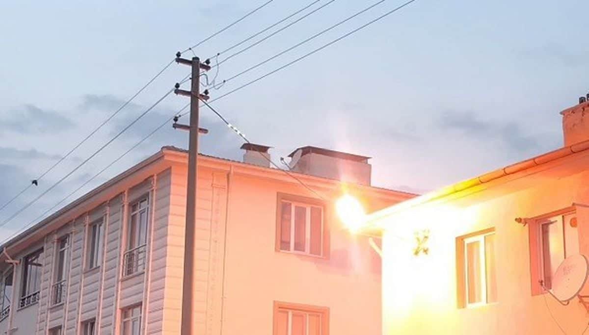 Erzincan'da Elektrik Kabloları Art Ardına Patladı Erzincan'da Elektrik Kabloları Art Ardına Patladı