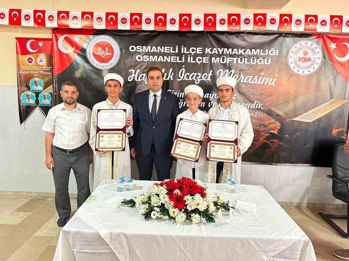 Hafızlık eğitimini tamamlayan öğrenciler belgelerini aldı Hafızlık eğitimini tamamlayan öğrenciler belgelerini aldı