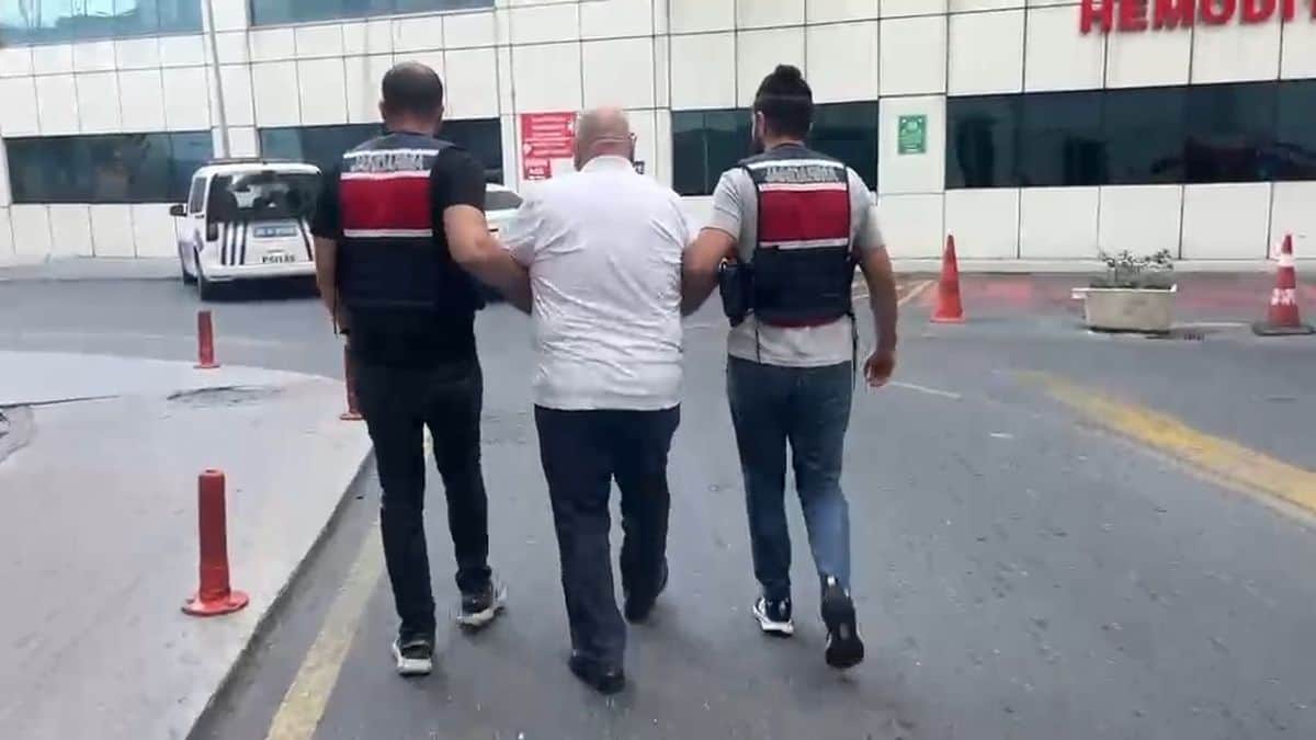 MİT Görevlisi Kılığıyla Dolandırıcılık Yapan 3 Şüpheli Tutuklandı MİT Görevlisi Kılığıyla Dolandırıcılık Yapan 3 Şüpheli Tutuklandı