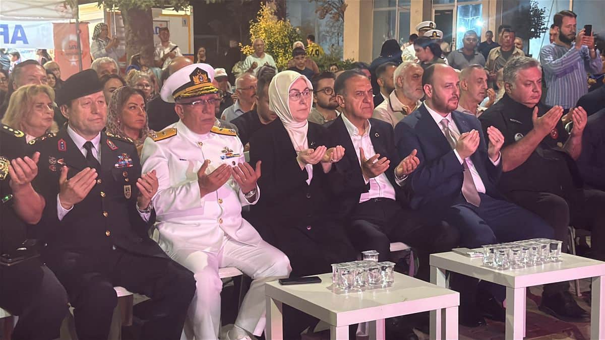 Yalova'da 17 Ağustos Depremi'nin 27. Yıl Dönümü Anıldı Yalova'da 17 Ağustos Depremi'nin 27. Yıl Dönümü Anıldı